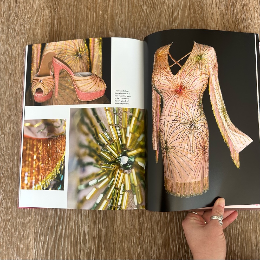 Dolly Parton 'Behind the Seams' Book - Picture 5 of 6